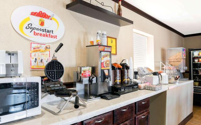 Super 8 by Wyndham Fenton/St. Louis Area