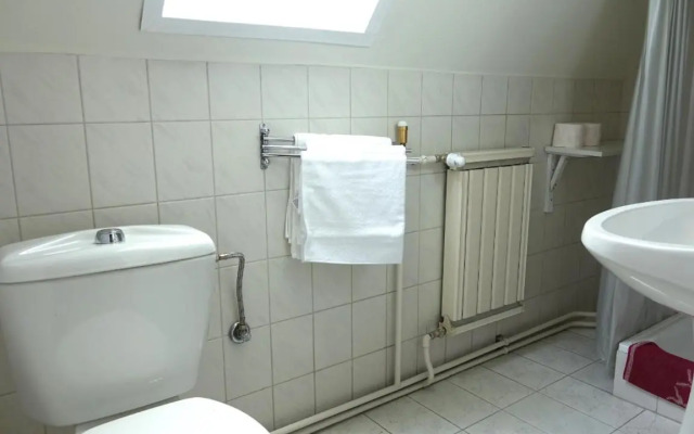 Quiet room in Budapest near airport with free parking