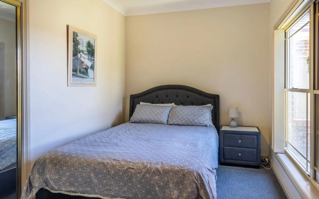 Cormorant Waterfront Home – Guest Rooms – Sussex Inlet