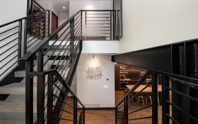 Relaxing in Paradise w Private Roof Top Deck!!