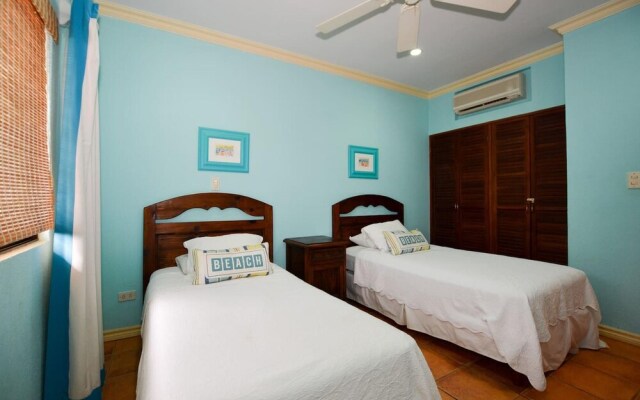 Spectacular - spacious unit in Flamingo in front of the beach
