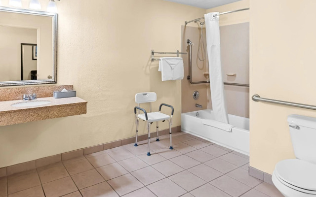 Quality Inn & Suites Vancouver - Hazel Dell