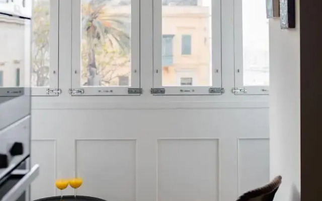 Square and Sea Views - 1 BR With Ensuite