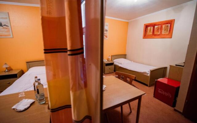 Angelis Pension - Restaurant zum grunen Baum