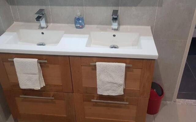 Grande chambre avec salle de bain privée