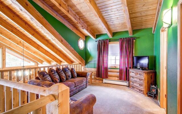 Snowshoe  4 Bedroom Home by RedAwning