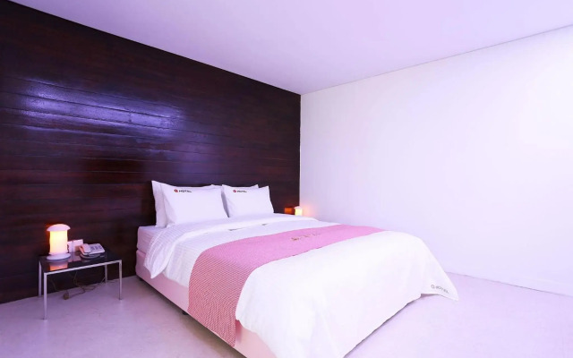 Q Hotel
