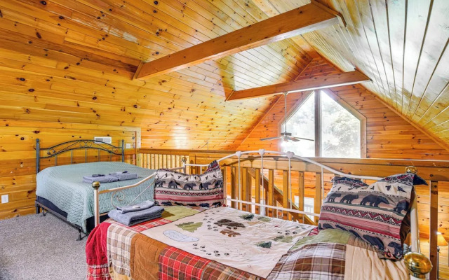 Sevierville Cabin w/ Hot Tub & Deck!