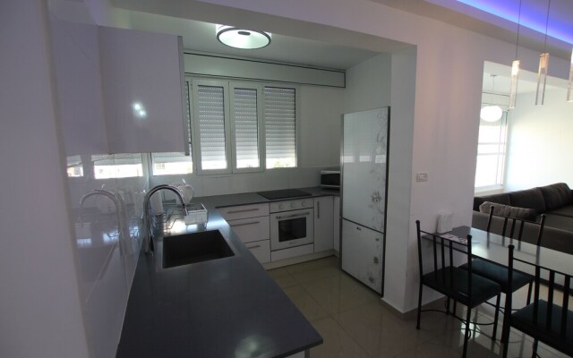 The Seasons King David apartment