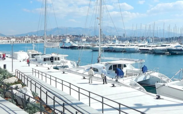 A1-luxury apt w big Balcony, 4 min Walk to Beach