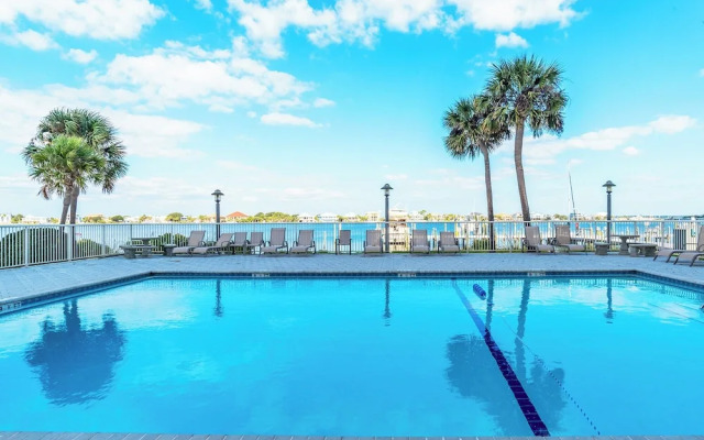 Sabine Yacht & Racquet #8D