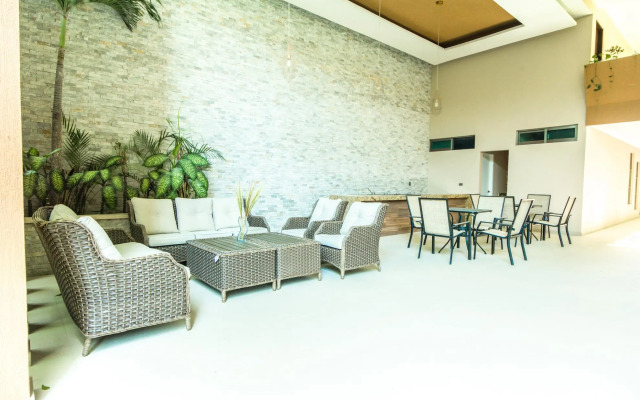 Palmarena Rooms and Residences - Long Stay Comfort with Parking, Sauna, Gym and Pool (Steps from 5th Avenue)