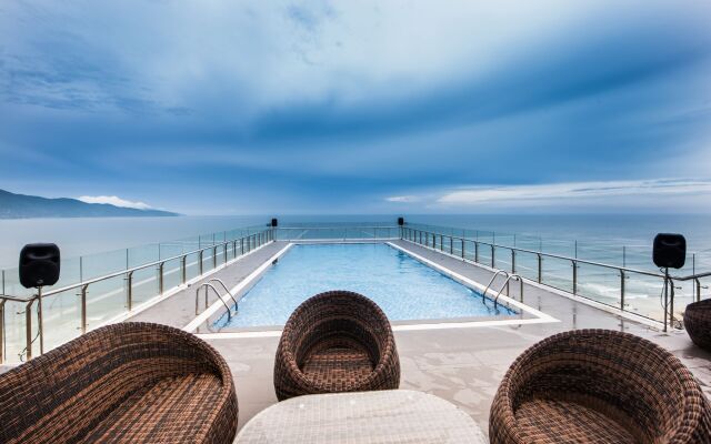Yarra Ocean Suites Danang