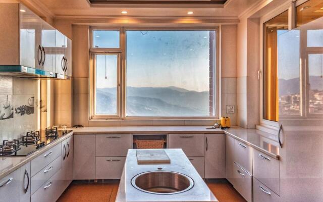 The White Haven Homestay I Rooms & Kitchen