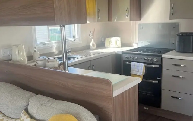 Seaside Escape - Cayton Bay Cabin