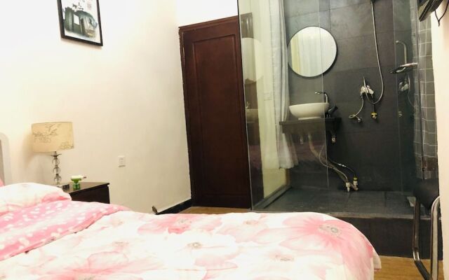 Fenghuang Little Bear Family Guest House