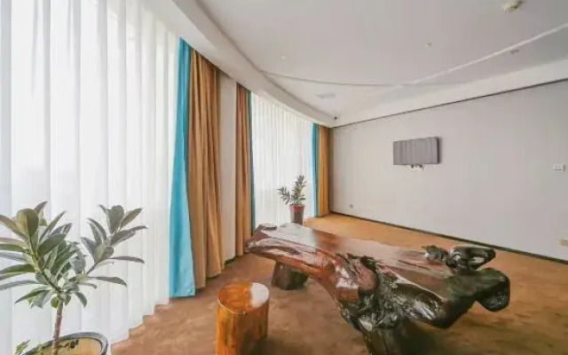 in Hotel (Xiangyang Erqi Store)