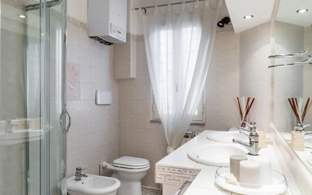 A World Aparts - Frattina Royal