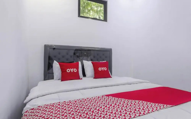 OYO 94049 Pondok Accilia