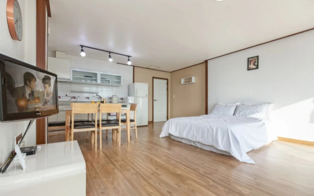 Geoje Kachi and Santorina Pension