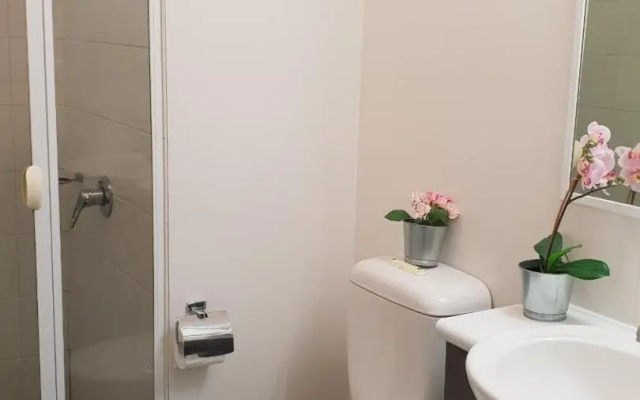 2 bedrooms CBD FREE Tram apartment (Melb Central, China Town, Queen Victoria Market, Melbourne University, RMIT, etc) – Bathroom – Melbourne