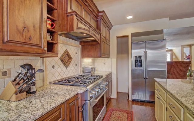High Point Chateau 4 Bedroom Home by RedAwning