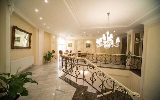 Vintage Hotel on French Boulevard