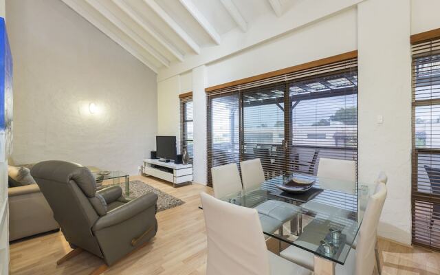 Como Mezzanine Retreat