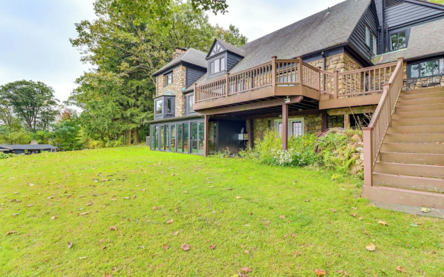 Hot Tub & Mtn Views: Expansive Hazleton Retreat