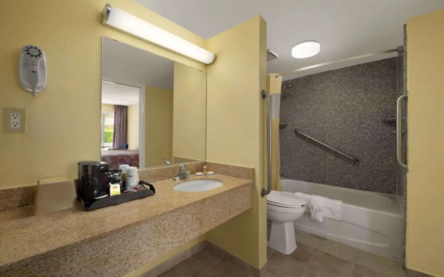 Rose Garden Inn & Suites