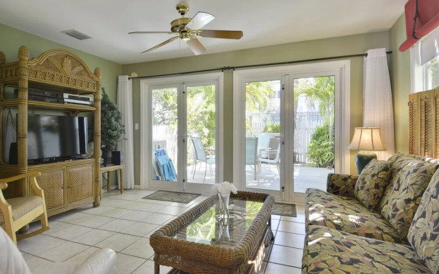 Linger Longer by Avantstay Key West Walkable Gated Community, Shared Pool Week Long Stays Only