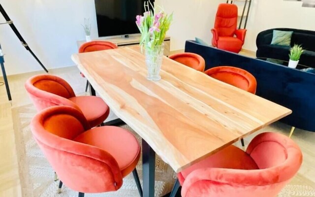 3 bedrooms in Center Terrace & Parking