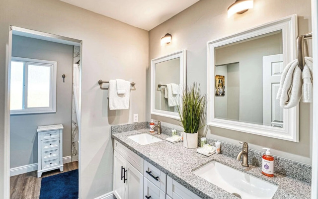 3BR Sleeps 8 Pool Putting Green BQQ Large Island!