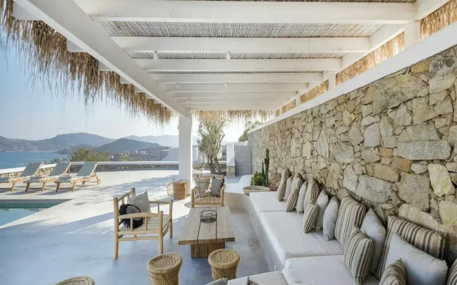 Stunning Villa With Modern Decor