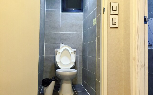 Flat B Hostel - Hostel