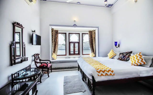 Hotal Devraj Niwas on Lake Pichola Udaipur