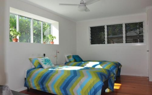 10 Double Island Drive Modern Family Home Centrally Located Swimming Pool & Outdoor Area – Guest Rooms – Rainbow Beach