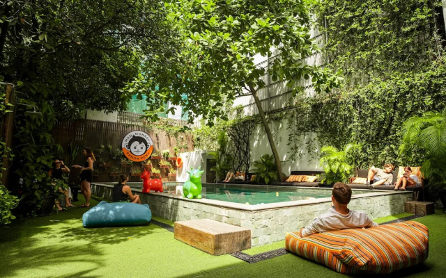 Mad Monkey Phnom Penh - Hostel