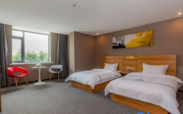 Zhenning Qianyi Hotel