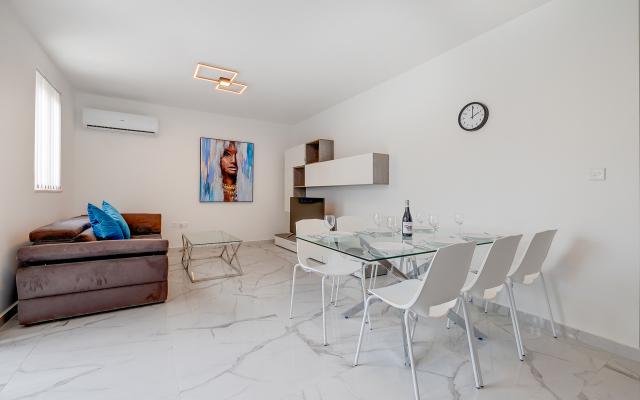 Deluxe Apartment Steps to St George's Bay