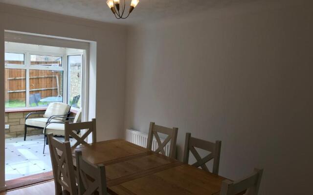 The Conifers - lovely family home in Witney