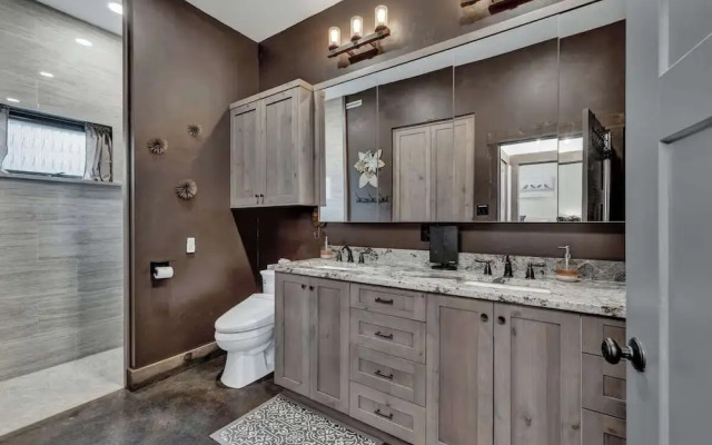 West End Nest With Hot Tub!