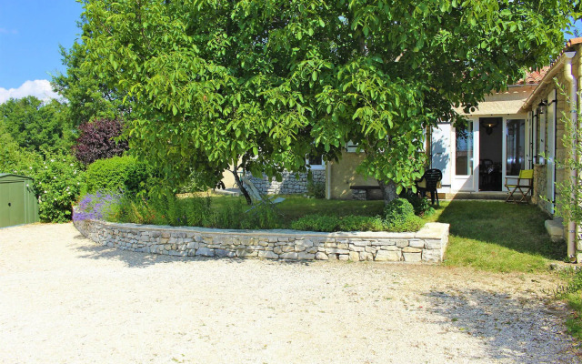 Charming holiday home with private garden, Revest-du-Bion