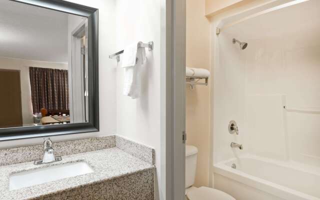 Super 8 By Wyndham Franklin Hwy 31