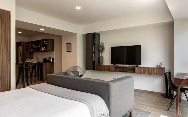 Casai Roma 1 BR Bright Condo