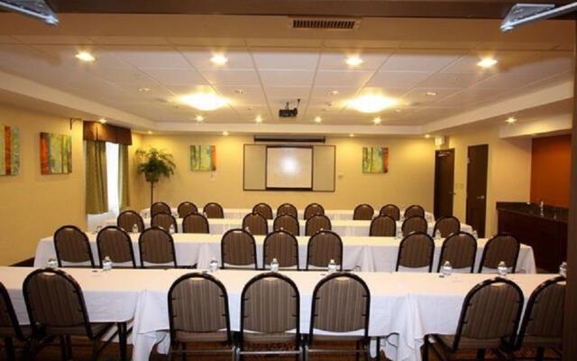 Holiday Inn Express Hotel & Suites Chicago-Algonquin by IHG