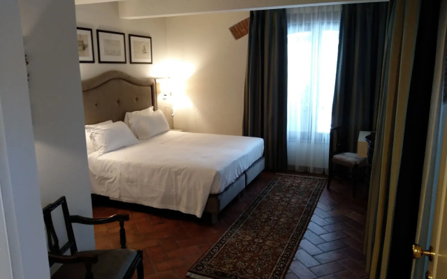 Hotel Embassy