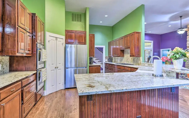 Private Pool: Spacious & Vibrant Argyle Villa!