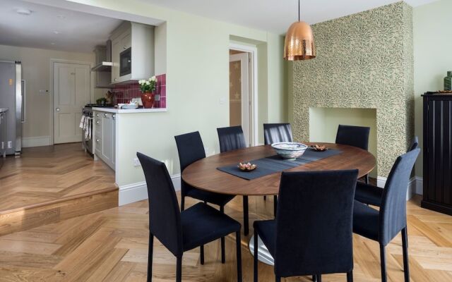 5BR Family Home in Leafy SW London