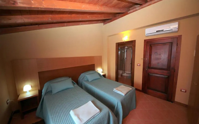 Villa Diana, Marche - intera struttura con piscina